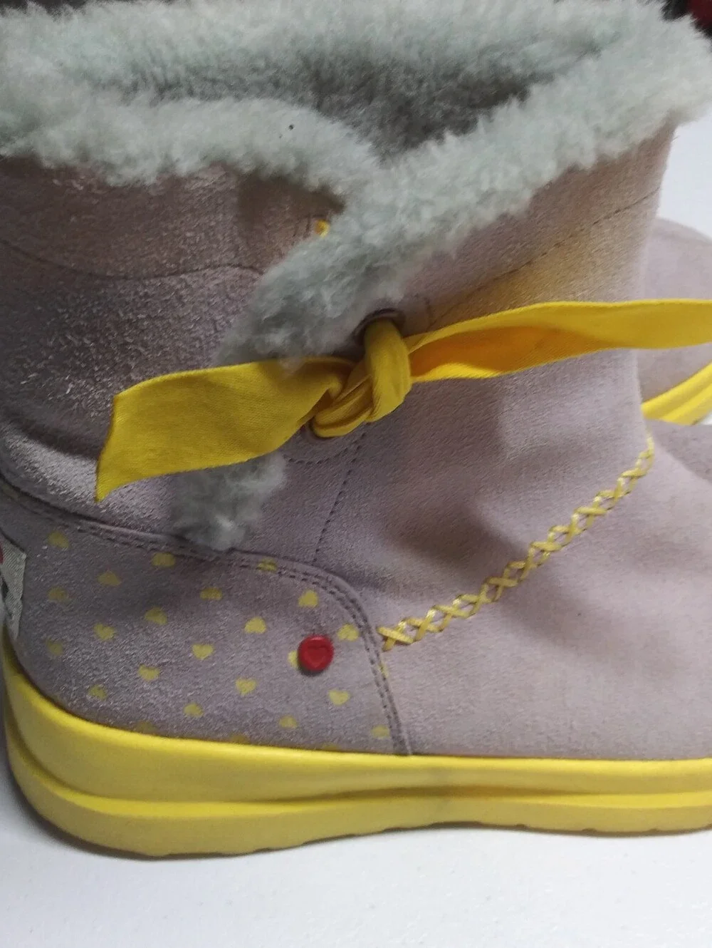 UGG Women's Knotty Moonstone Hearts Suede Gray Yellow Bow Boot Size 9